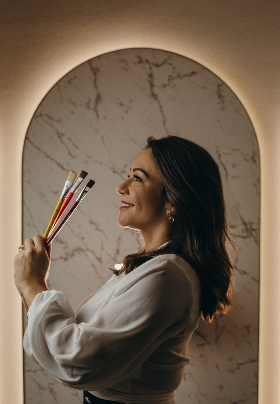 Rita Machado com os pincéis